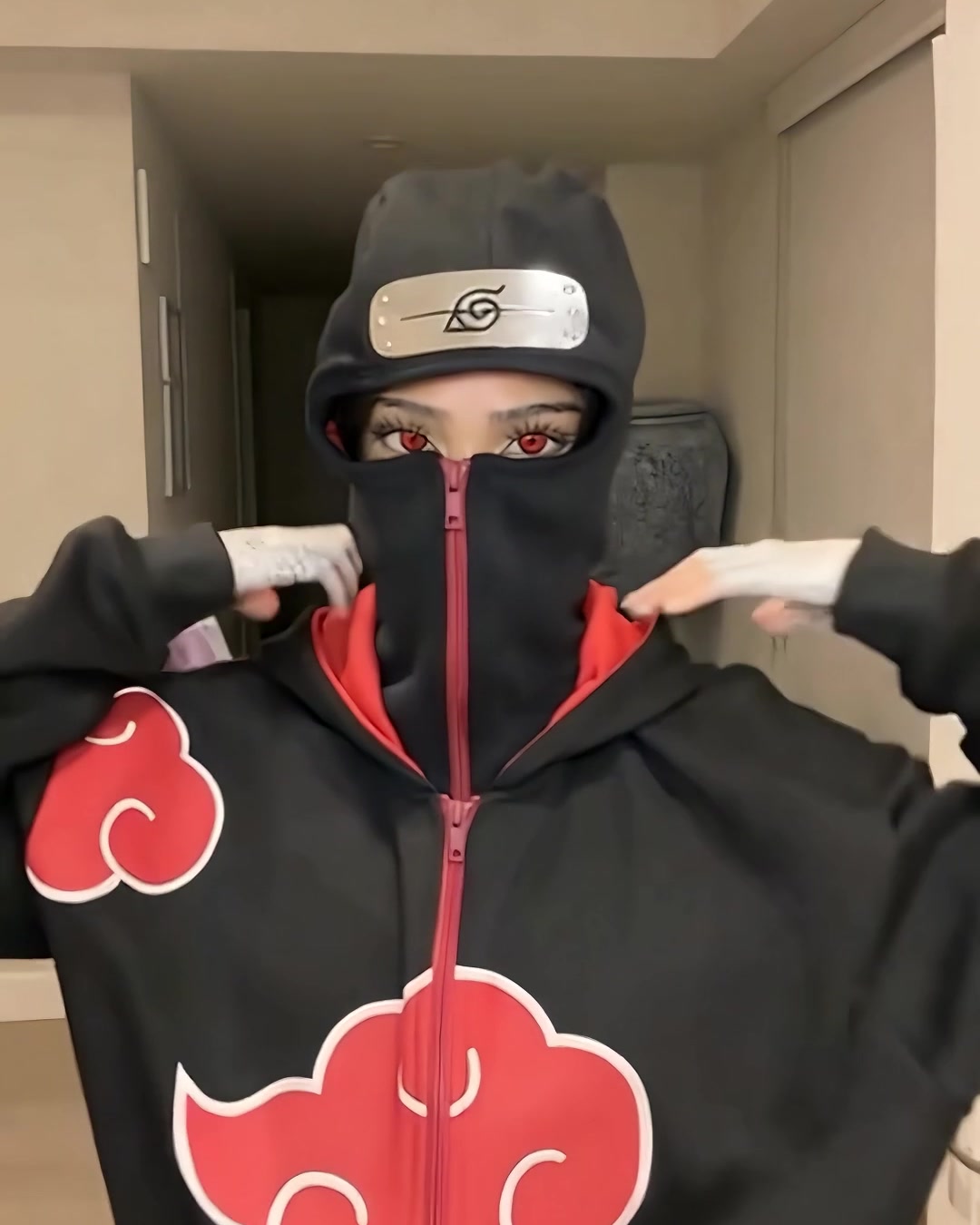 Sudadera Akatsuki con la máscara subida