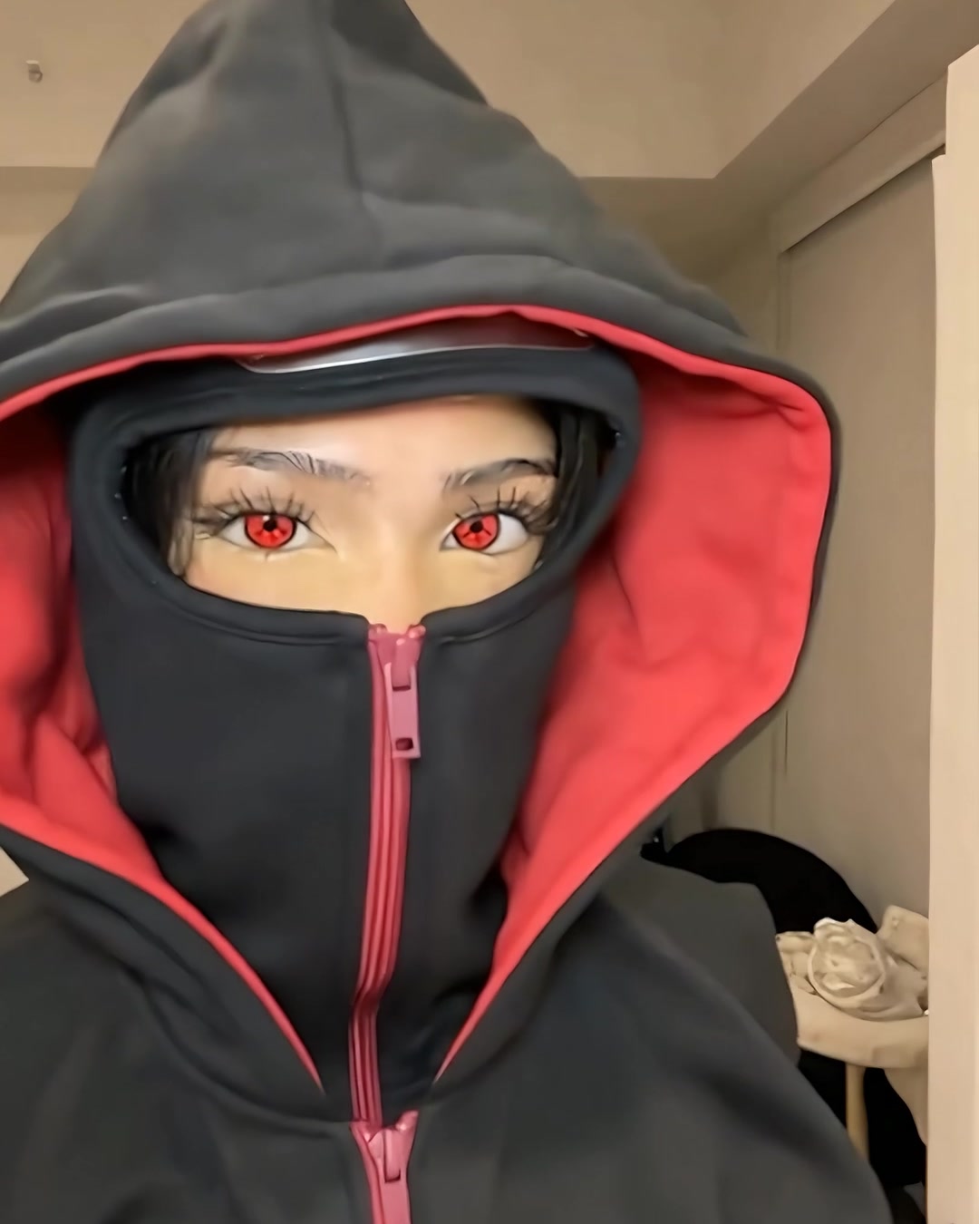 Sudadera Akatsuki con capucha y forro rojo